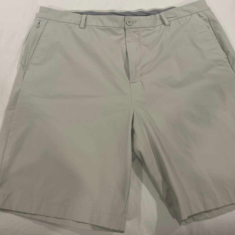 Vineyard Vines Men’s 9 Inch Performance On-The-Go Shorts.  Size 40.  Never worn